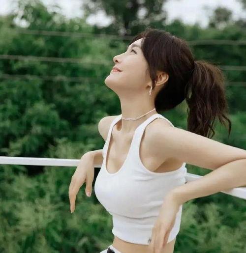 秦岚泳装照片,展现女神魅力，夏日风情无限